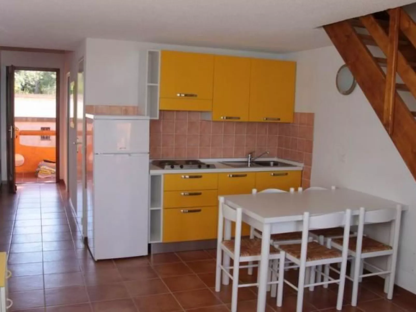 Unterkunft mit Terrasse, AC, Gemeinschaftspool - Binnen