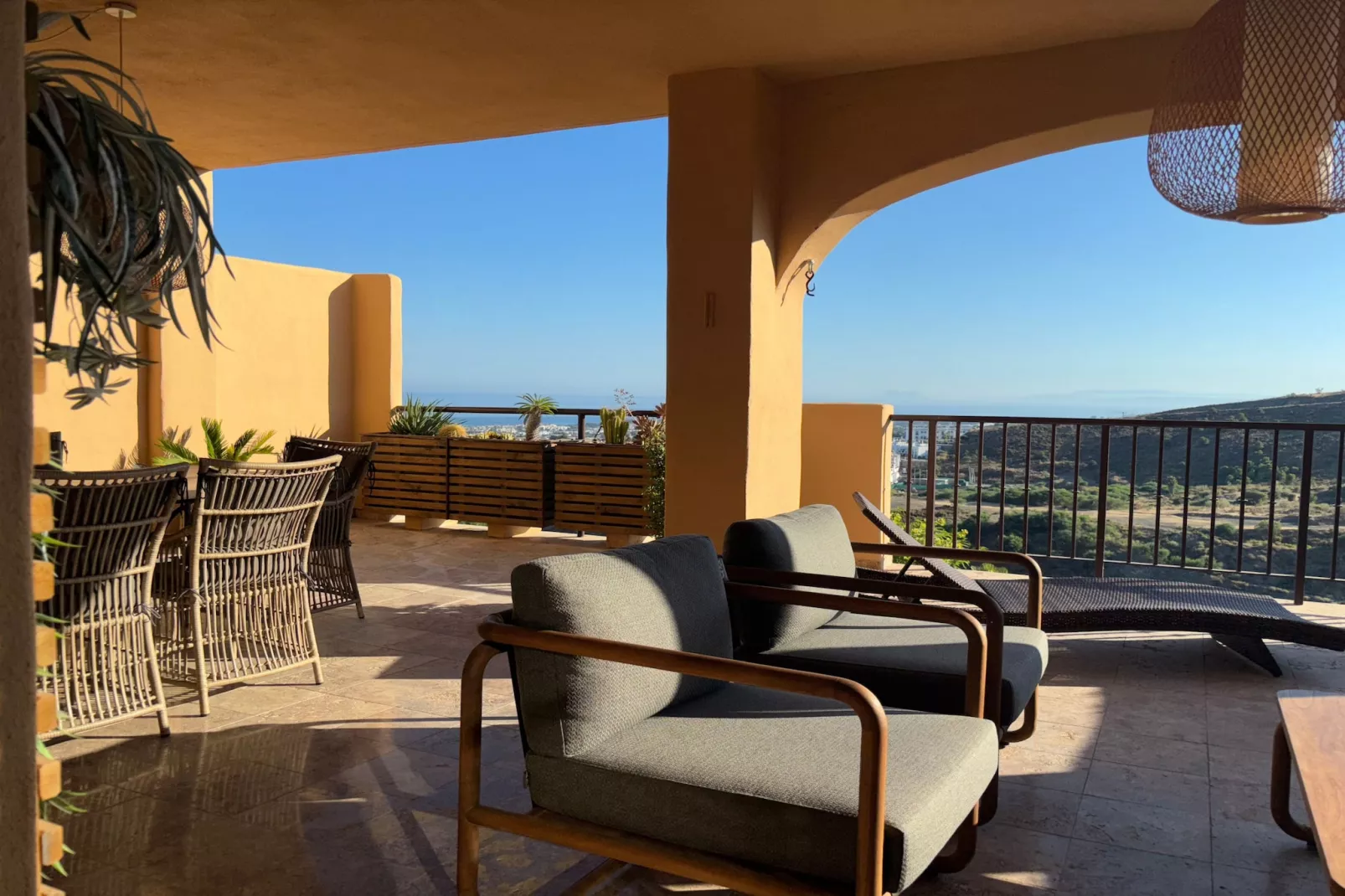 3-Bedroom Apartment with Sea & Mountain Views - Terrasbalkon