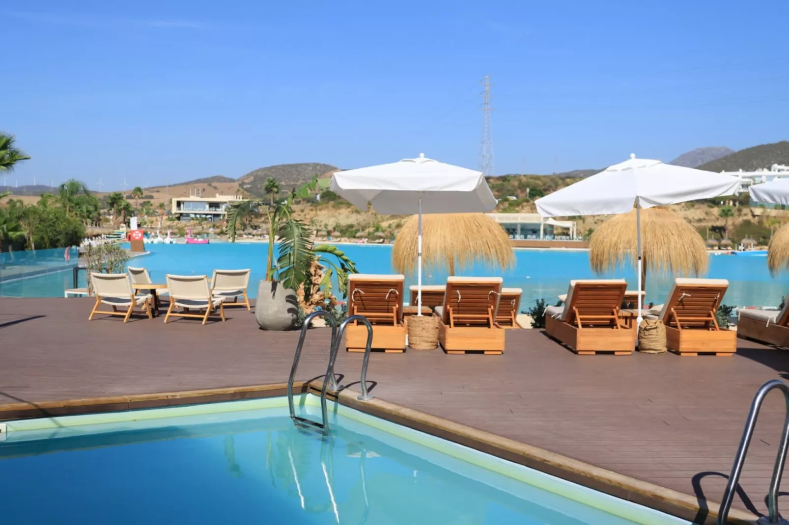 Stylish 2-bed Apartment ALCAZABA LAGOON (2011) - Uitzicht zomer