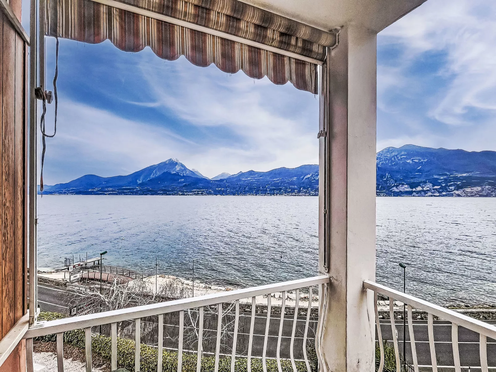 Sona's Lake Home - Buiten