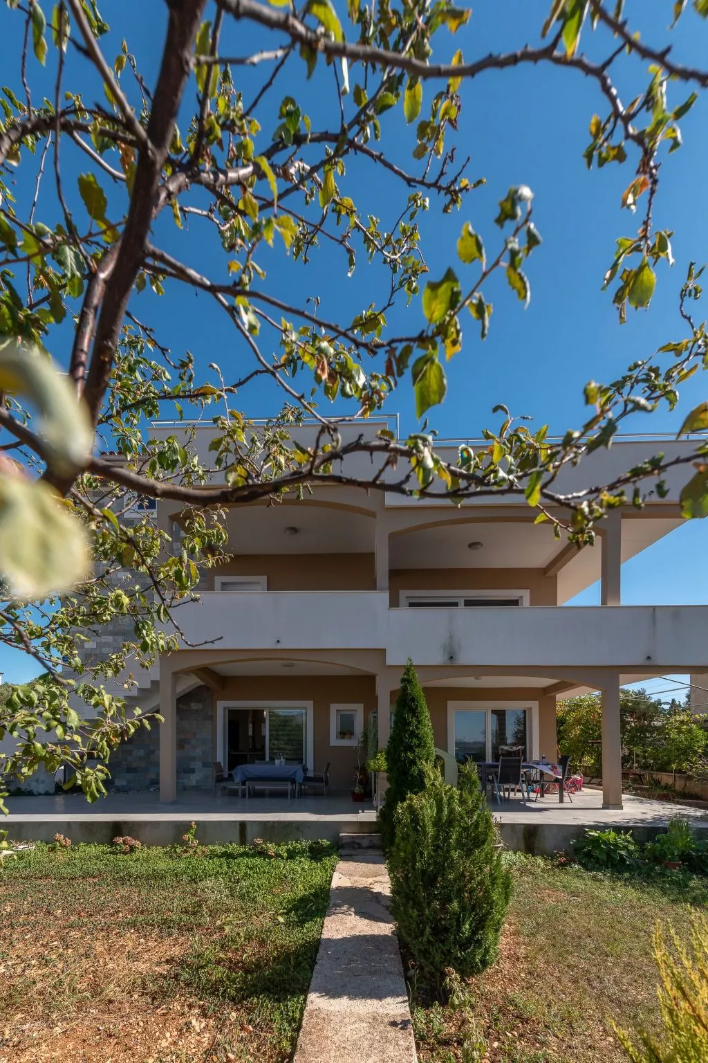 Modernes Apartment mit Gartennutzung, einer groß - Image-tags.info