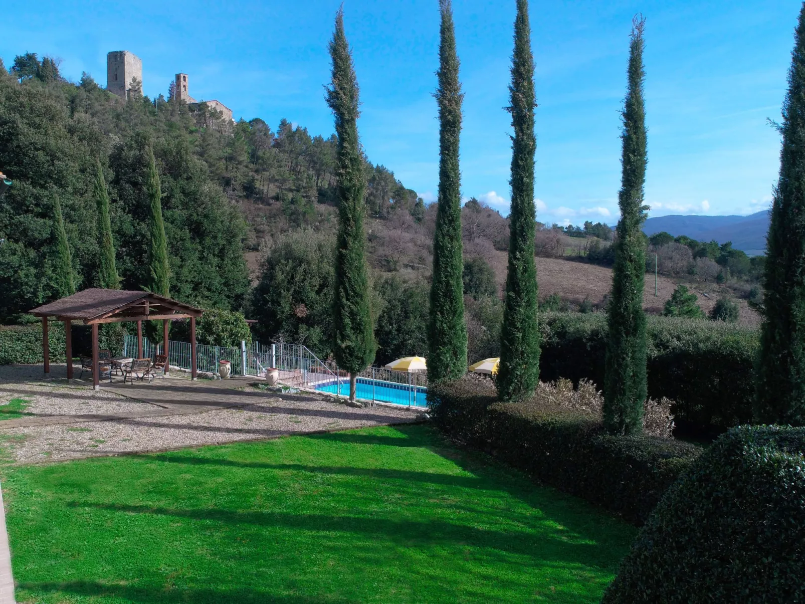 In Montecastelli Pisano mit beheiztem Whirlpool - Buiten