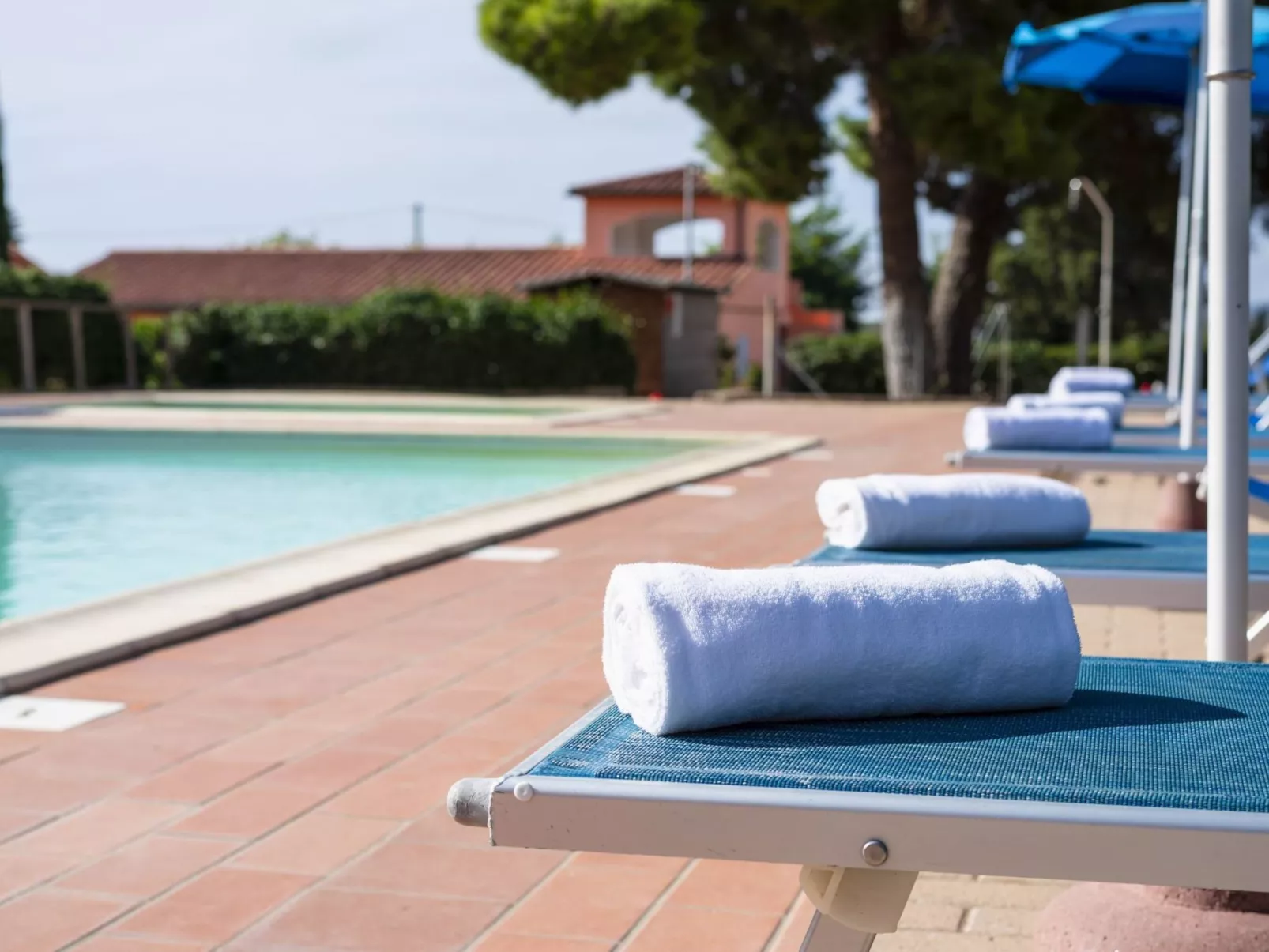 Unterkunft im Erdgeschoss, überdachte Terrasse, Schwimmbad - Buiten