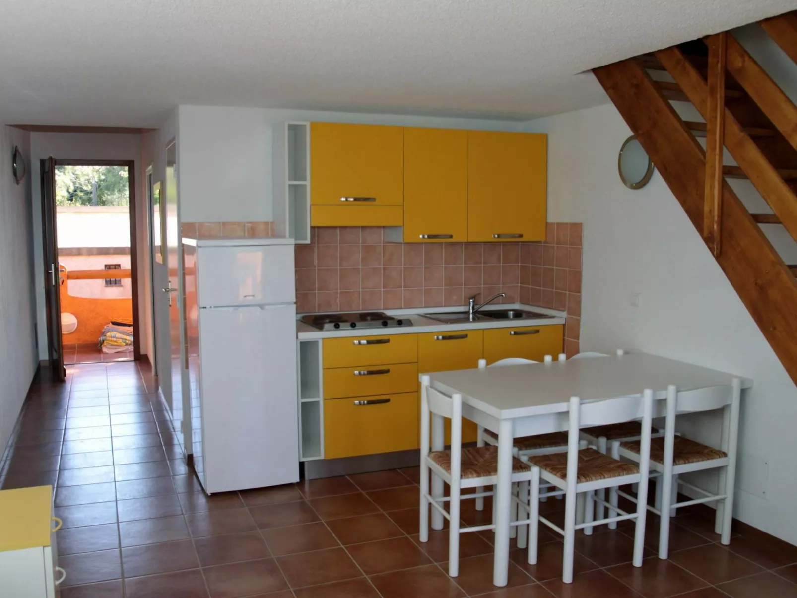 Unterkunft mit Terrasse, AC, Gemeinschaftspool - Binnen