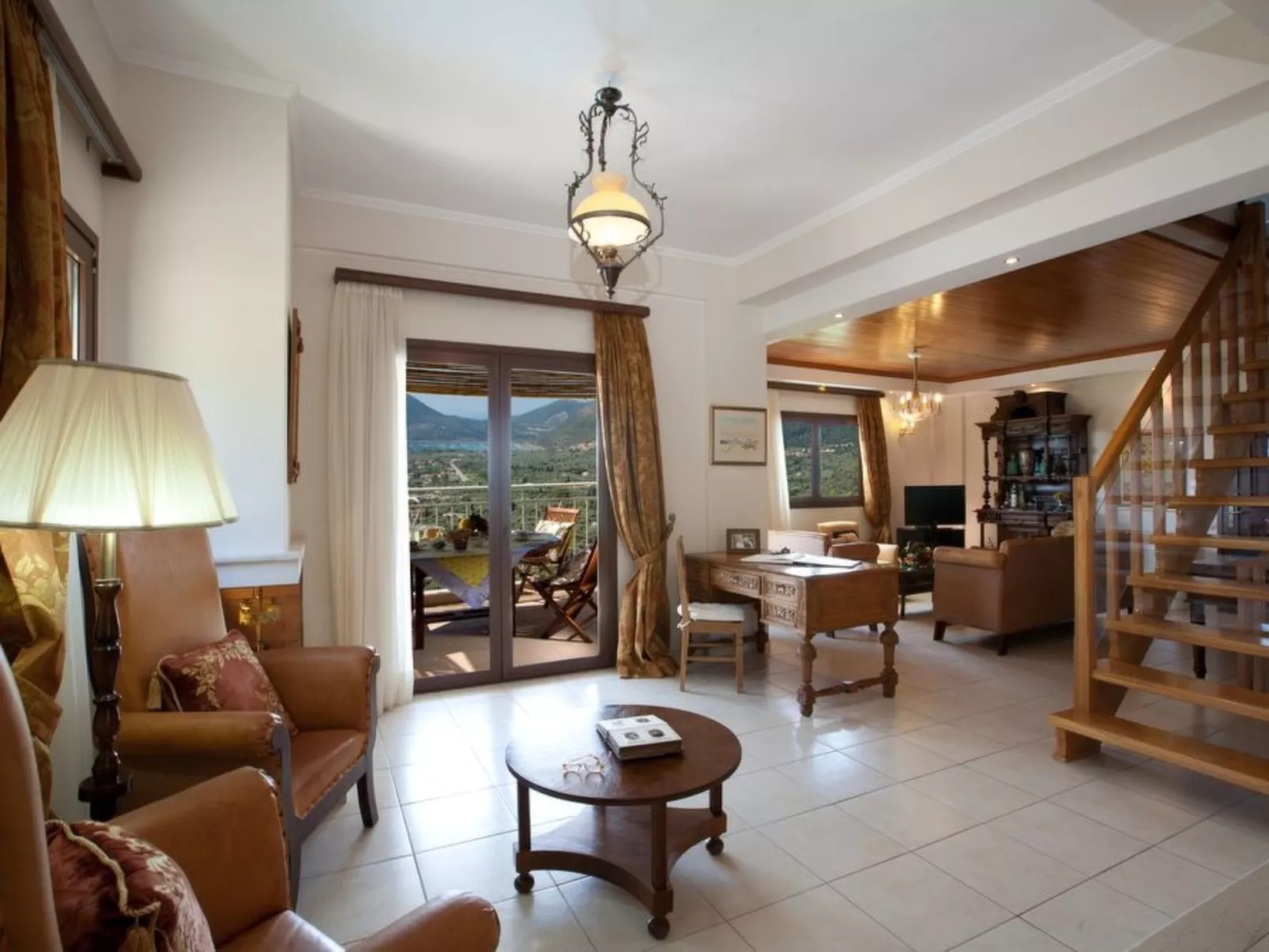 Luxuriöse Villa mit Infinity-Pool und Panoramablick - Binnen