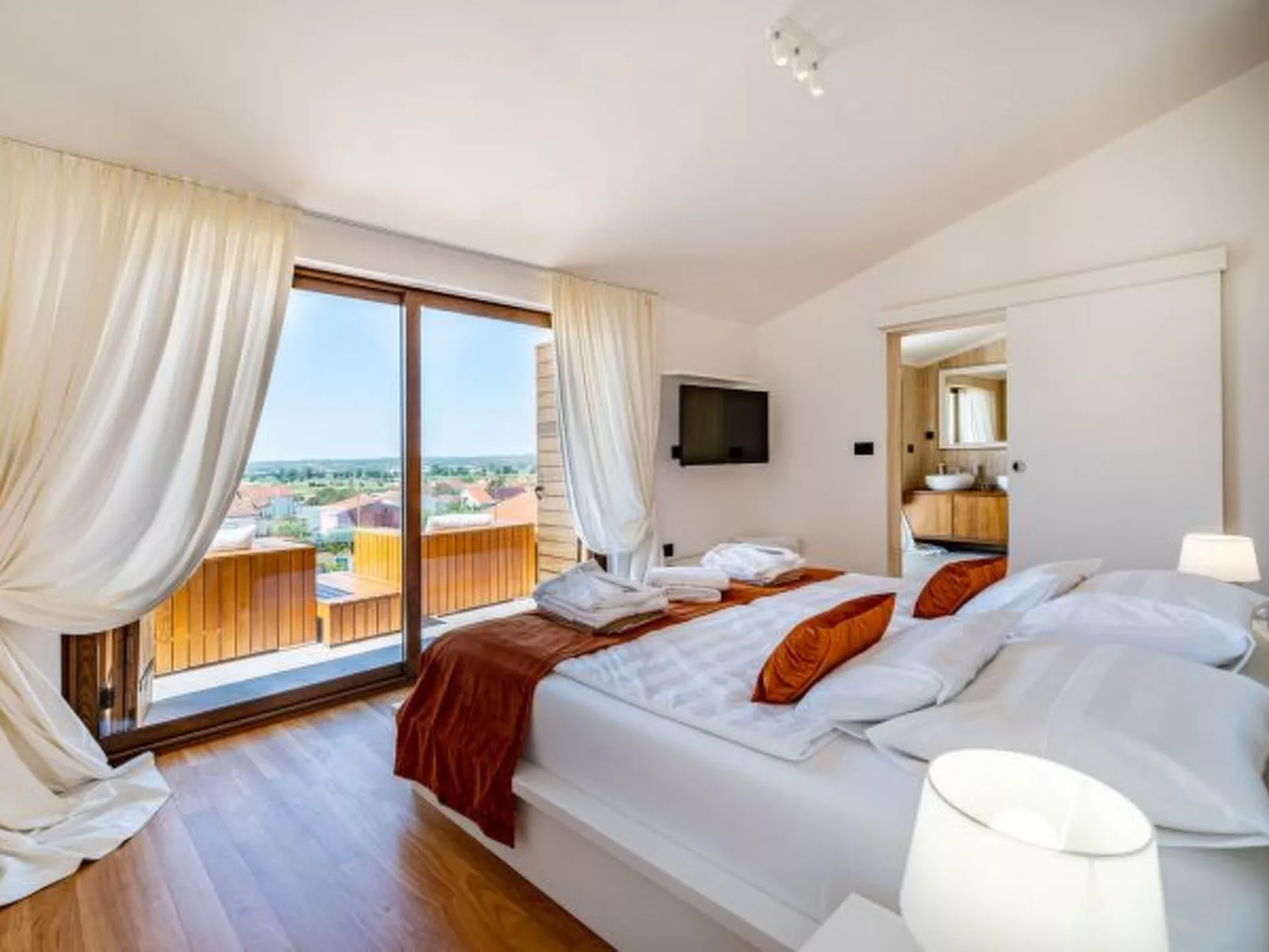 Villa Nena with heated pool, jacuzzi and sauna - Image-tags.info