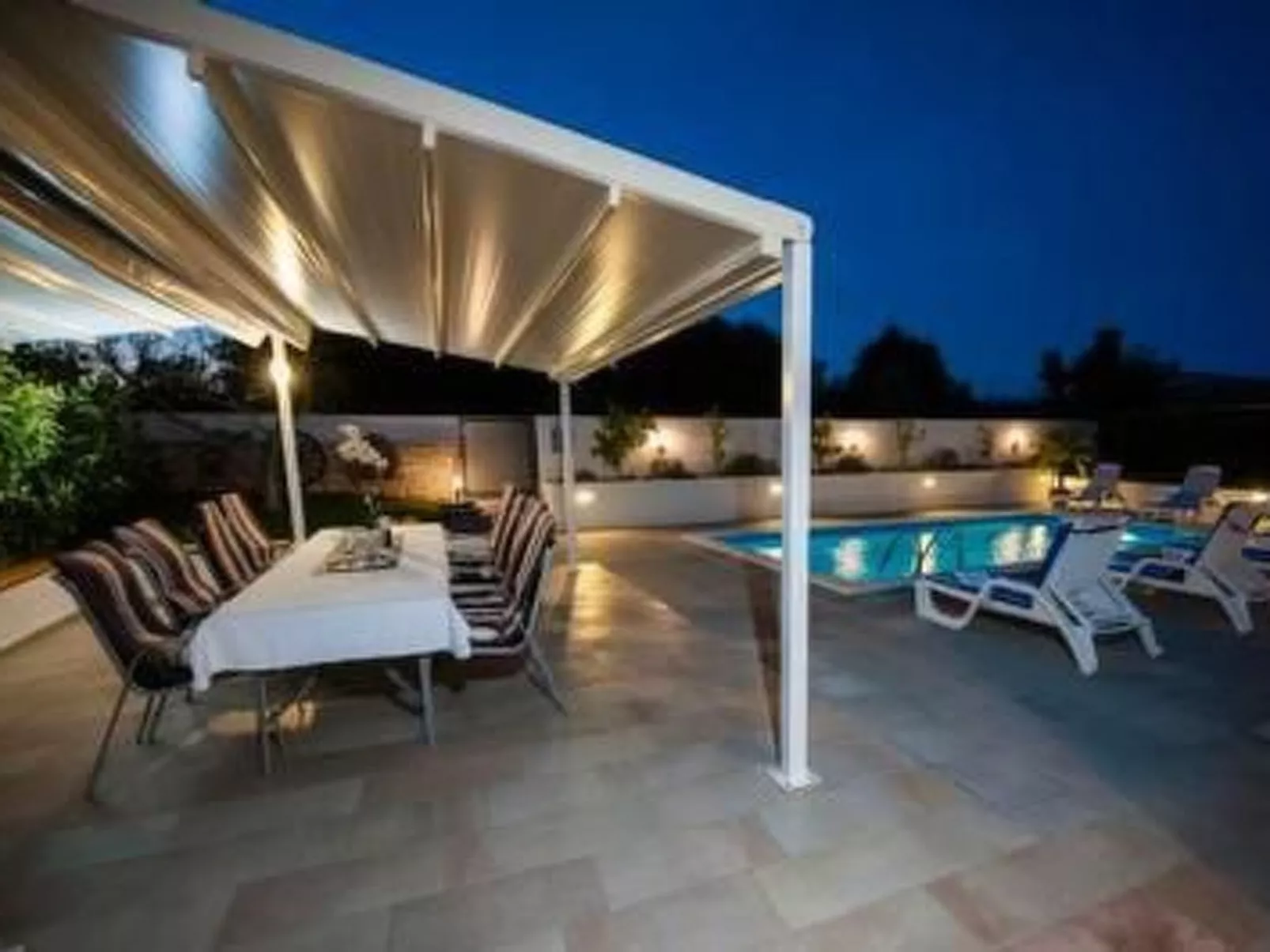 VILLA ENI mit Pool - Image-tags.info