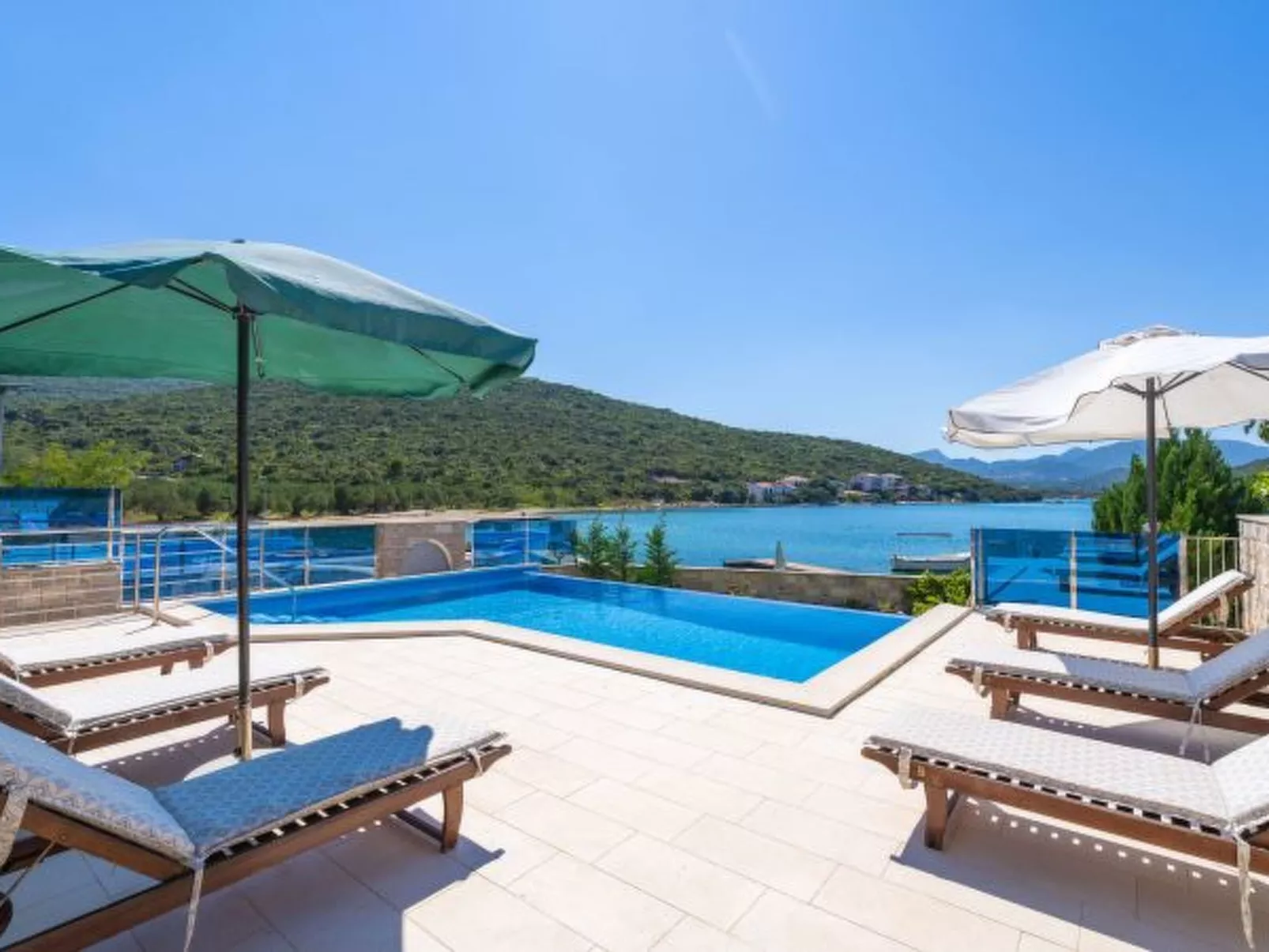 Beachfront Apartment house Hon with pool - Buiten