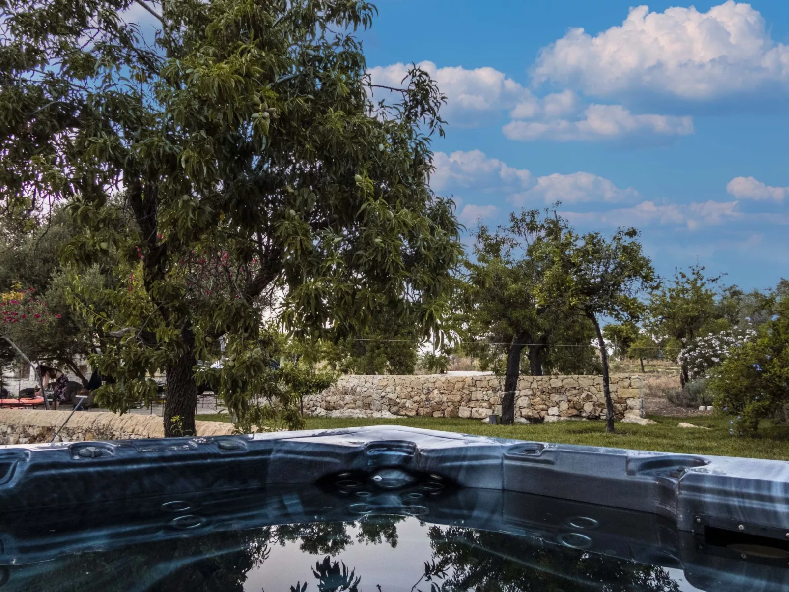 Giniusa' Studio mit Whirlpool-Badewanne - Buiten