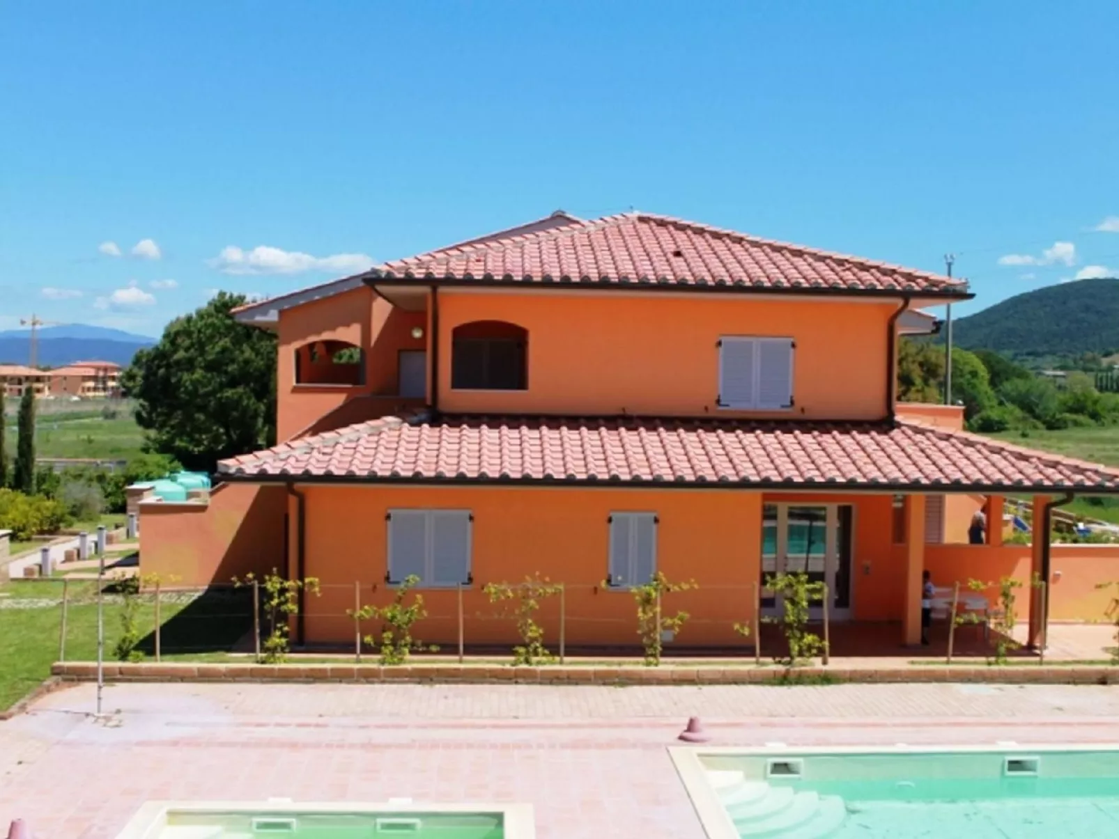 Geräumige Alloggion mit eigener Terrasse, AC - Buiten