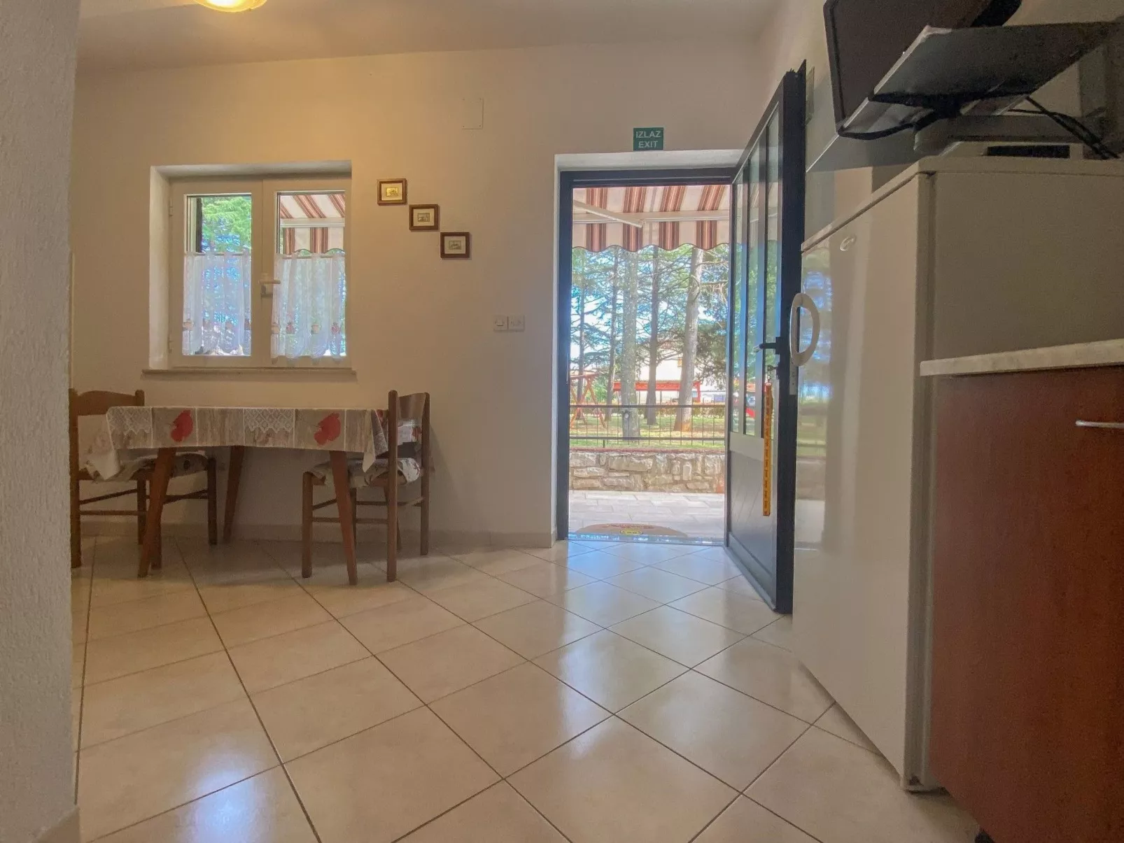 "Elena 2" direkt am Strand - Binnen