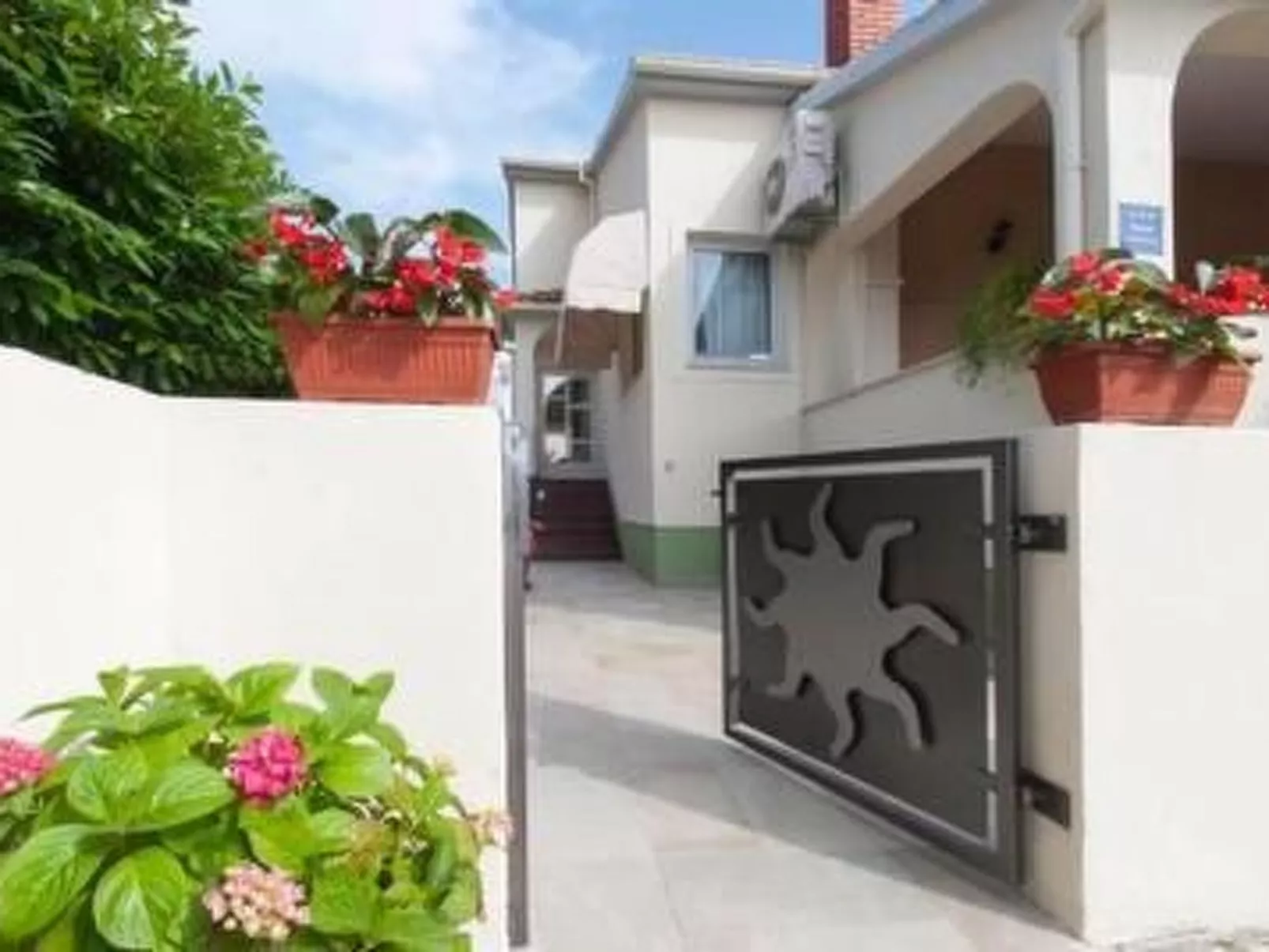 VILLA ENI mit Pool - Image-tags.info