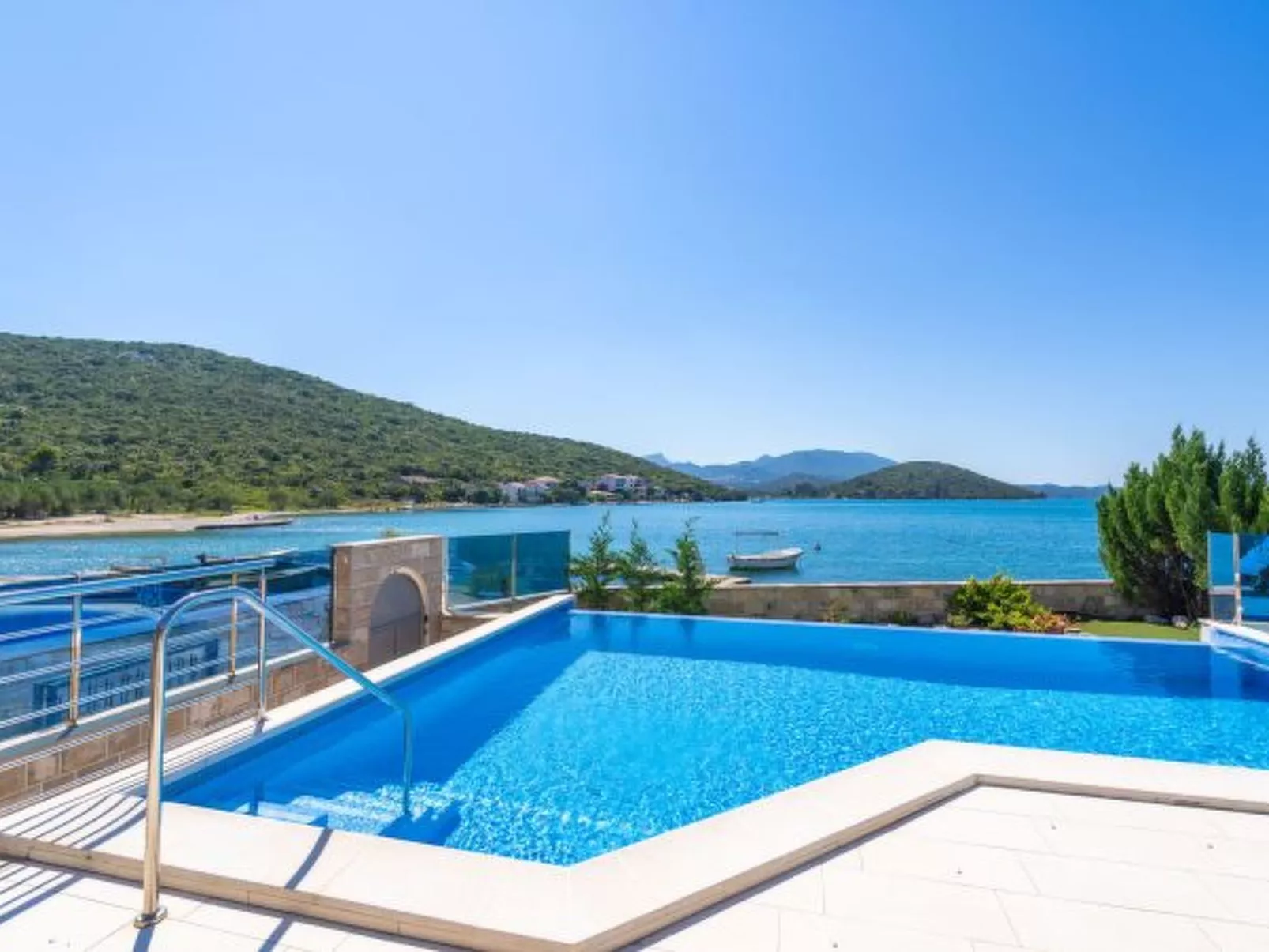 Beachfront Apartment house Hon with pool - Buiten