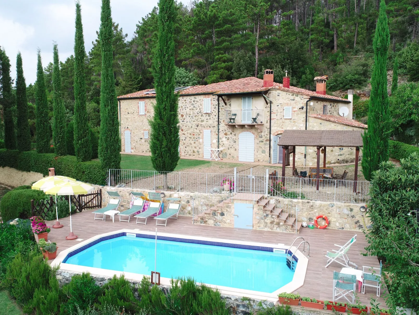 In Montecastelli Pisano mit beheiztem Whirlpool - Buiten