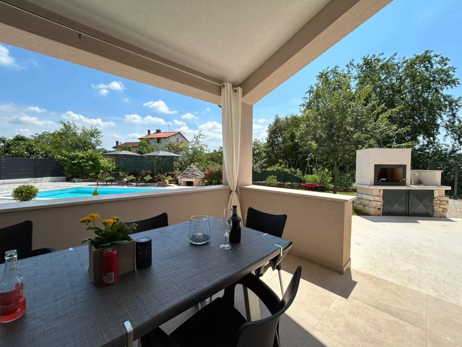 Diva mit privatem Pool - Buiten