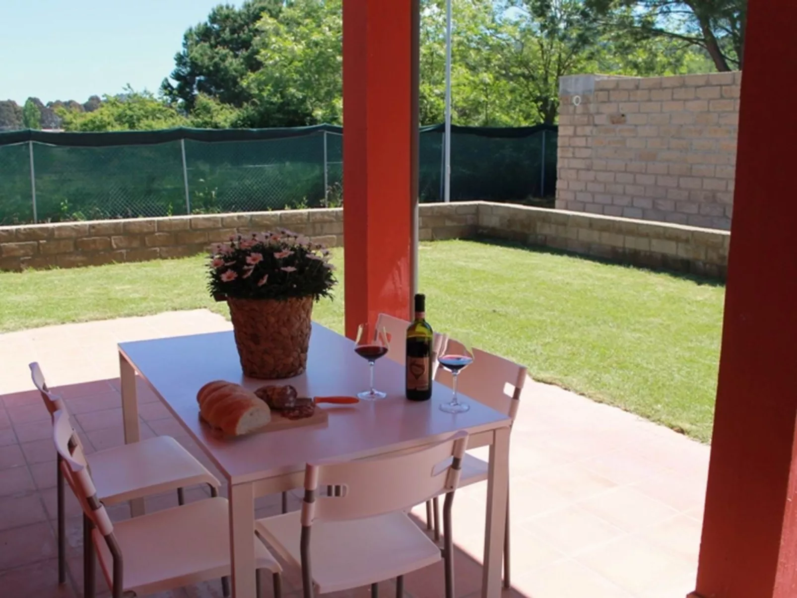 Unterkunft im Erdgeschoss, überdachte Terrasse, Schwimmbad - Buiten