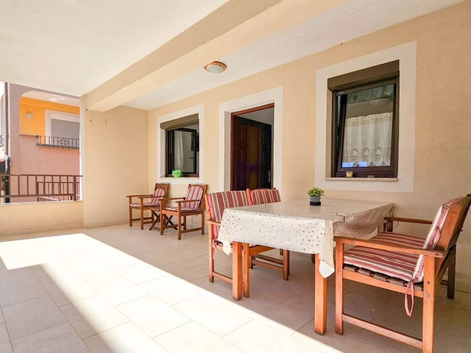 "Maja 3" mit Terrasse - Binnen