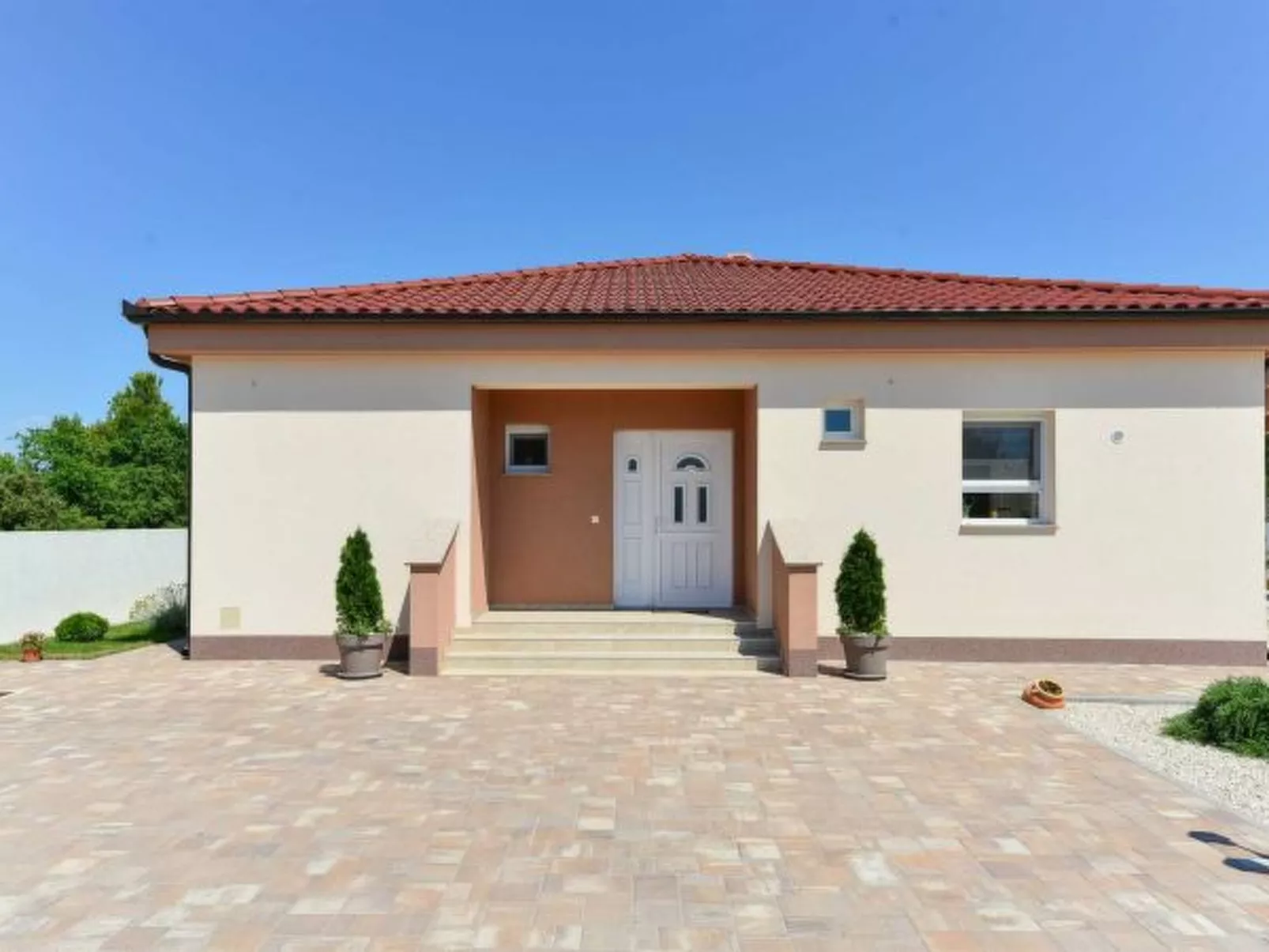 Villa First Hill with heated pool - Image-tags.info