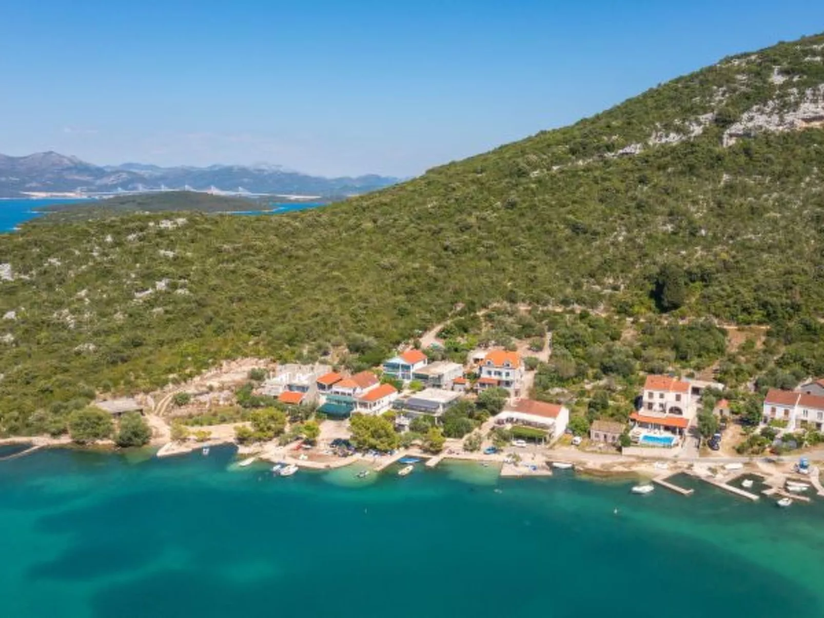 Beachfront Apartment house Hon with pool - Buiten