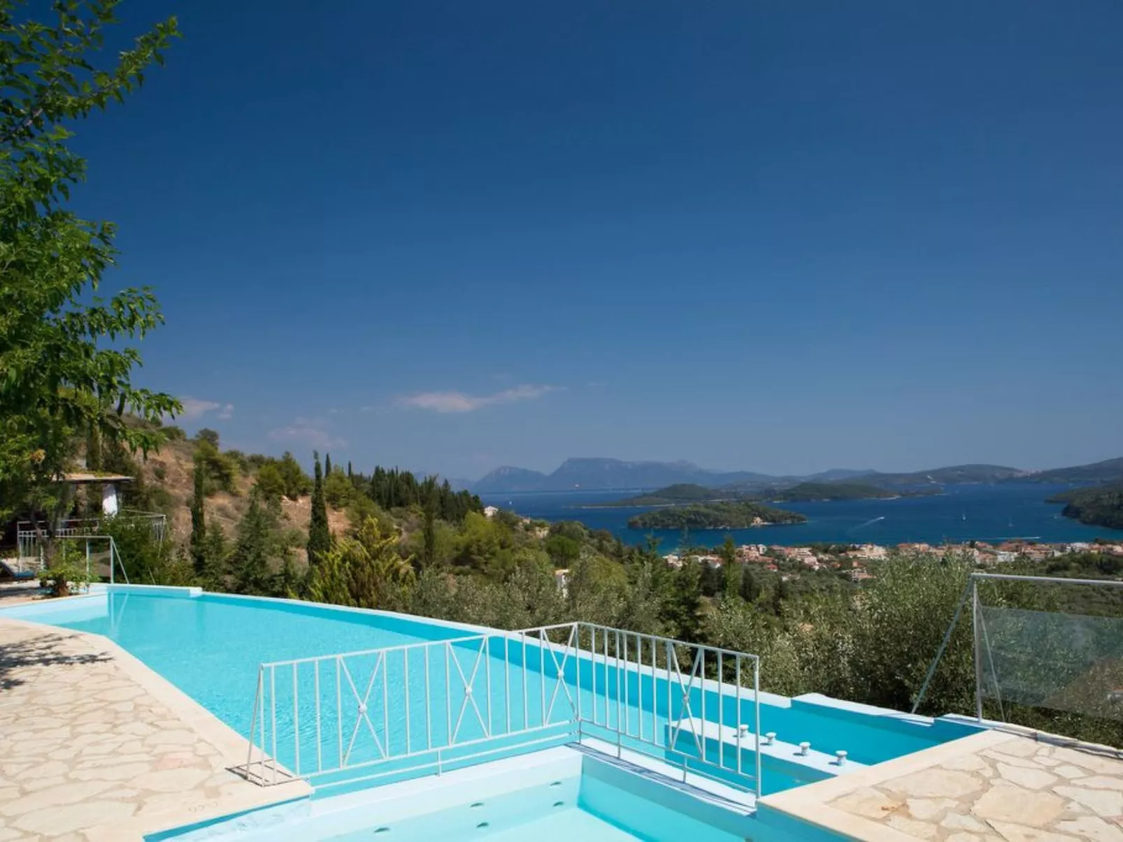 Luxuriöse Villa mit Infinity-Pool und Panoramablick - Image-tags.info