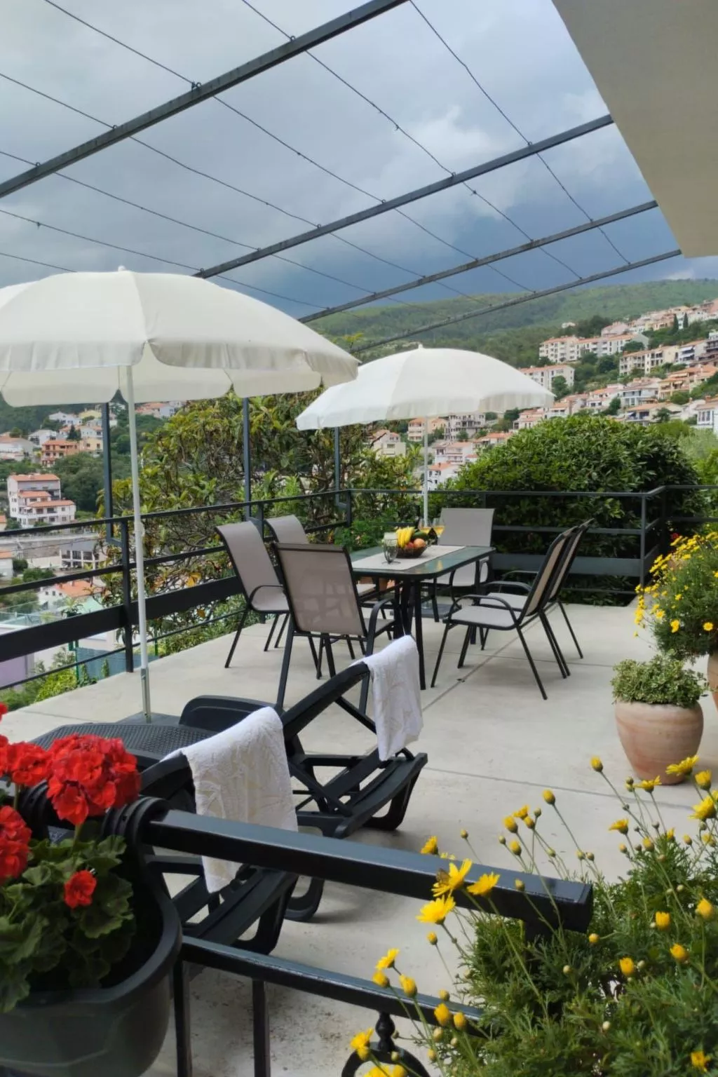 Appartement Bruna mit Terrasse und Meerblick - Buiten