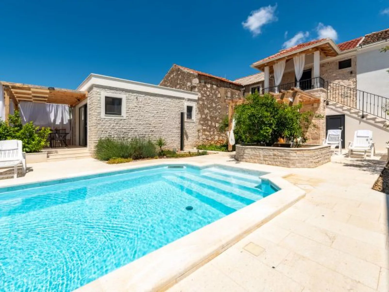 Studio Apartment Varos with shared pool - Image-tags.info