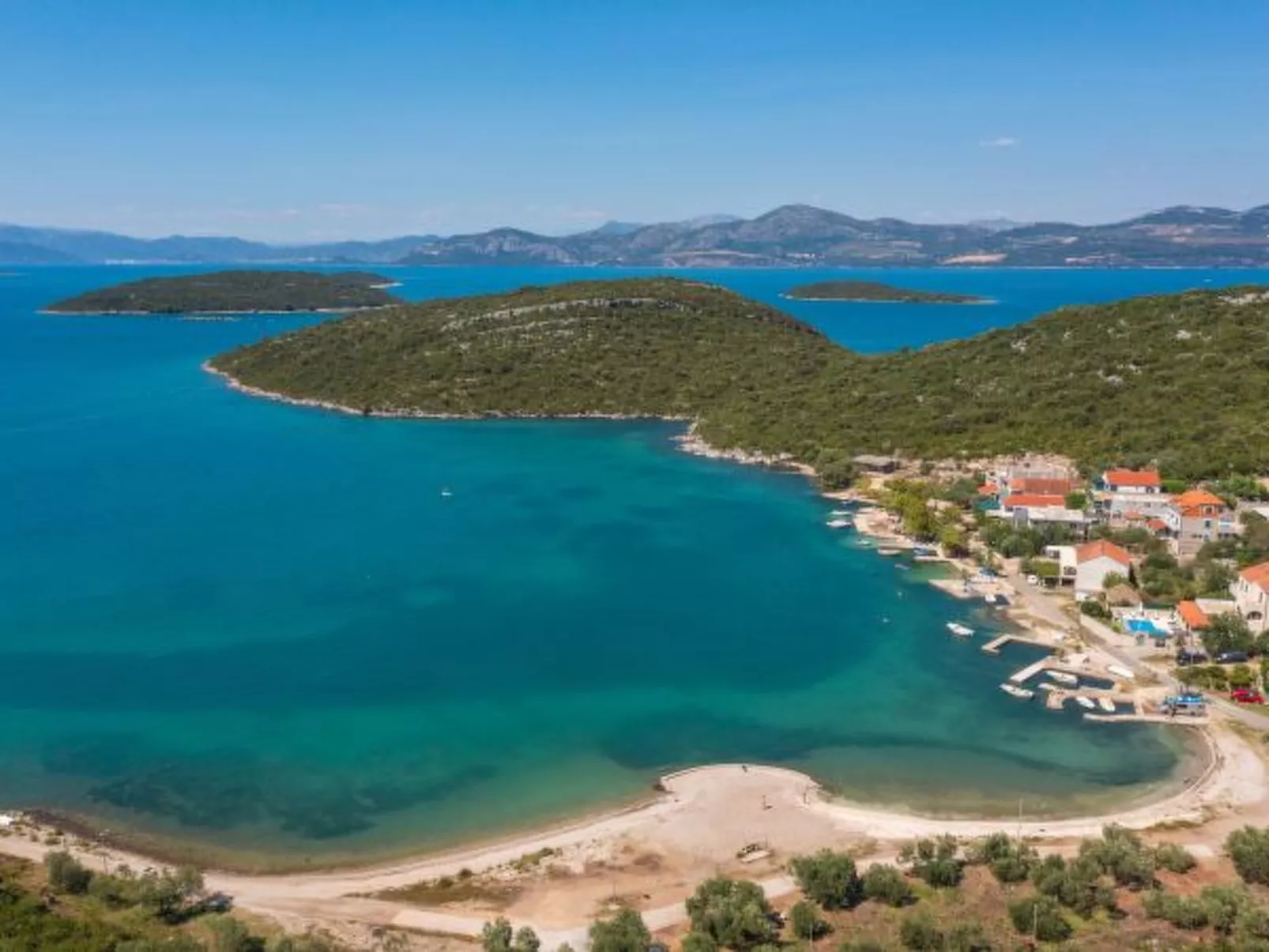 Beachfront Apartment house Hon with pool - Buiten