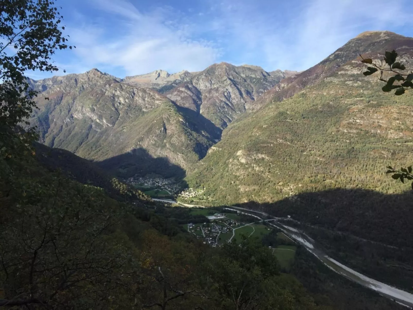 Rustico di vacanza nel nucleo di Moghegno - Buiten