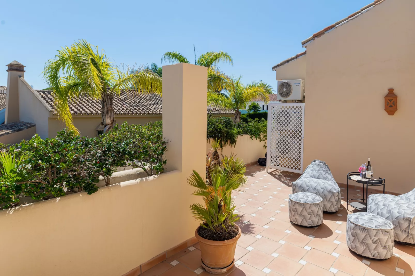Charming Andalusian-Style Beach Villa - Terrasbalkon