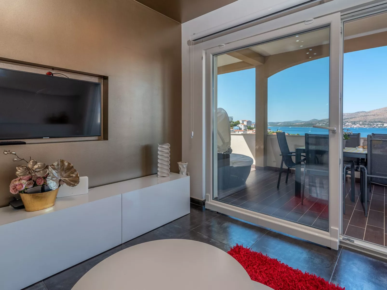 Modernes Apartment mit Gartennutzung, einer groß - Image-tags.info