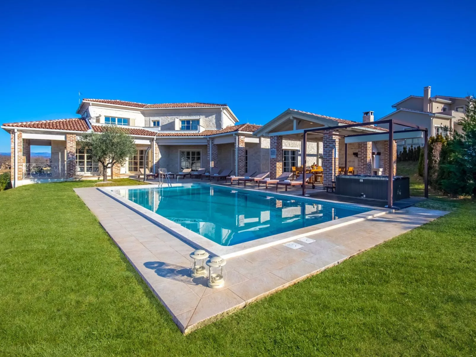 Villa "Star" mit Whirlpool - Buiten