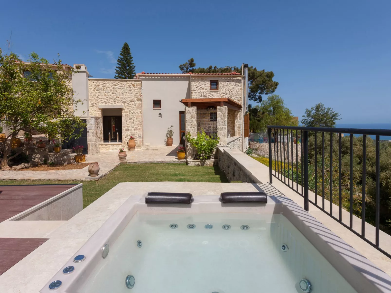 Ali Vafi's Villa - Beheizter Jacuzzi und Innenpool - Buiten