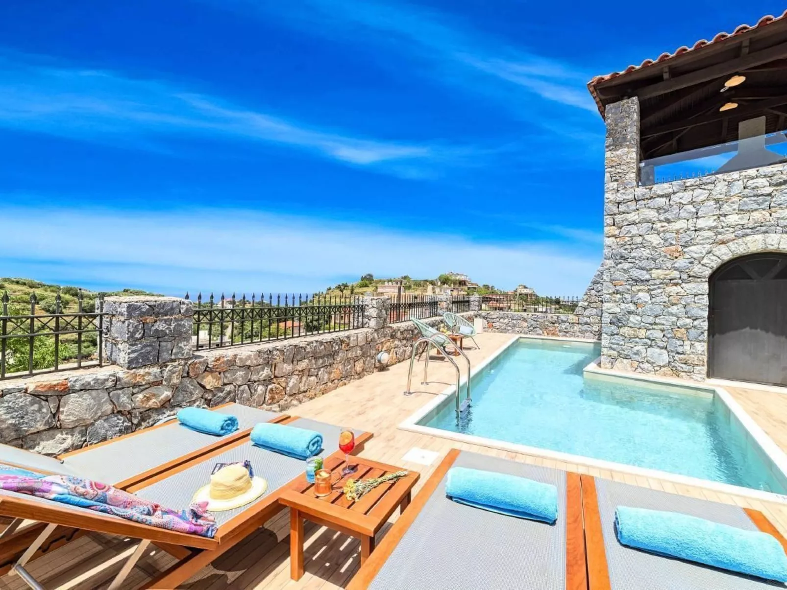 "Acrothea Villa Beheizter Pool" - Binnen