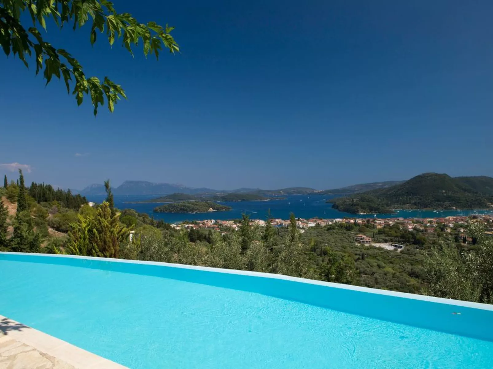 Luxuriöse Villa mit Infinity-Pool und Panoramablick - Buiten