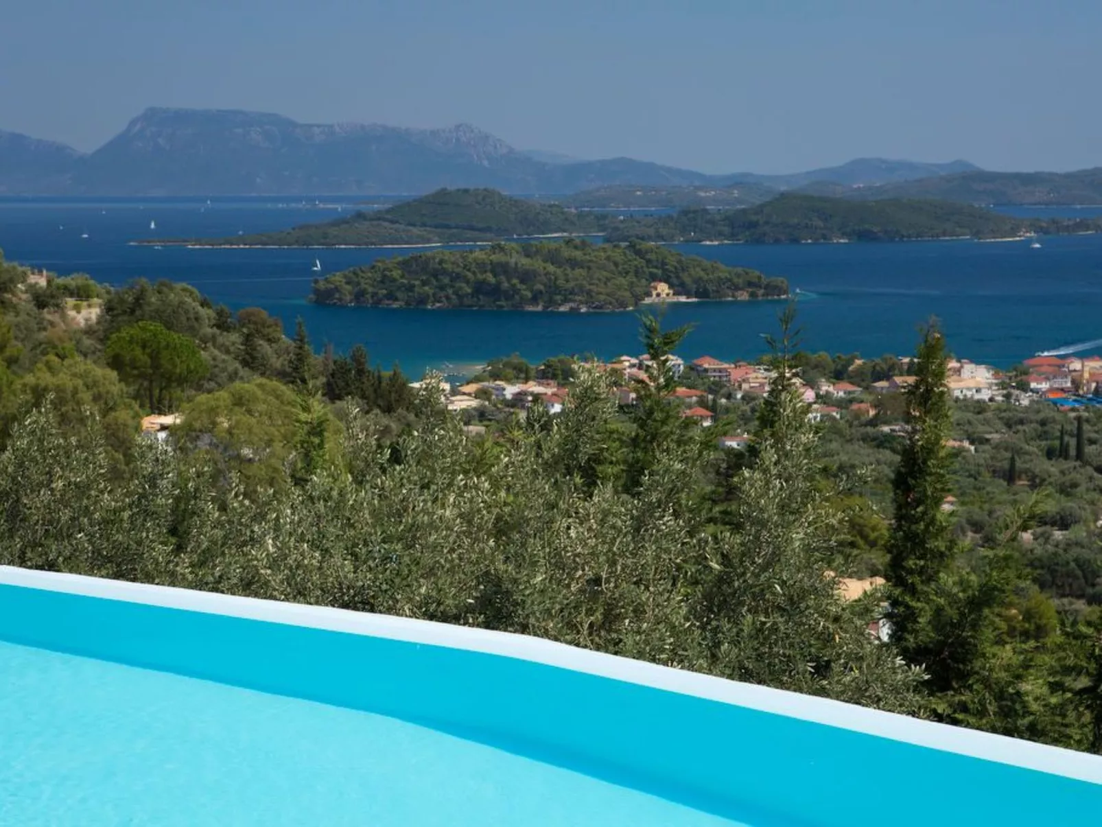 Luxuriöse Villa mit Infinity-Pool und Panoramablick - Buiten