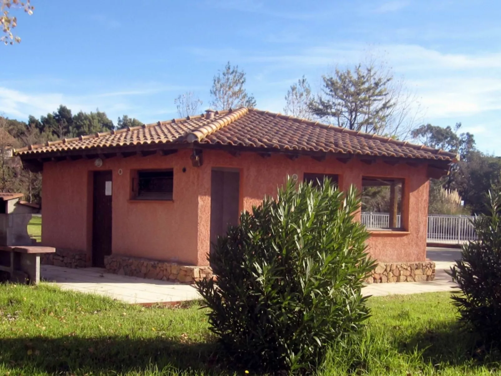 Unterkunft mit Terrasse, AC, Gemeinschaftspool - Image-tags.info