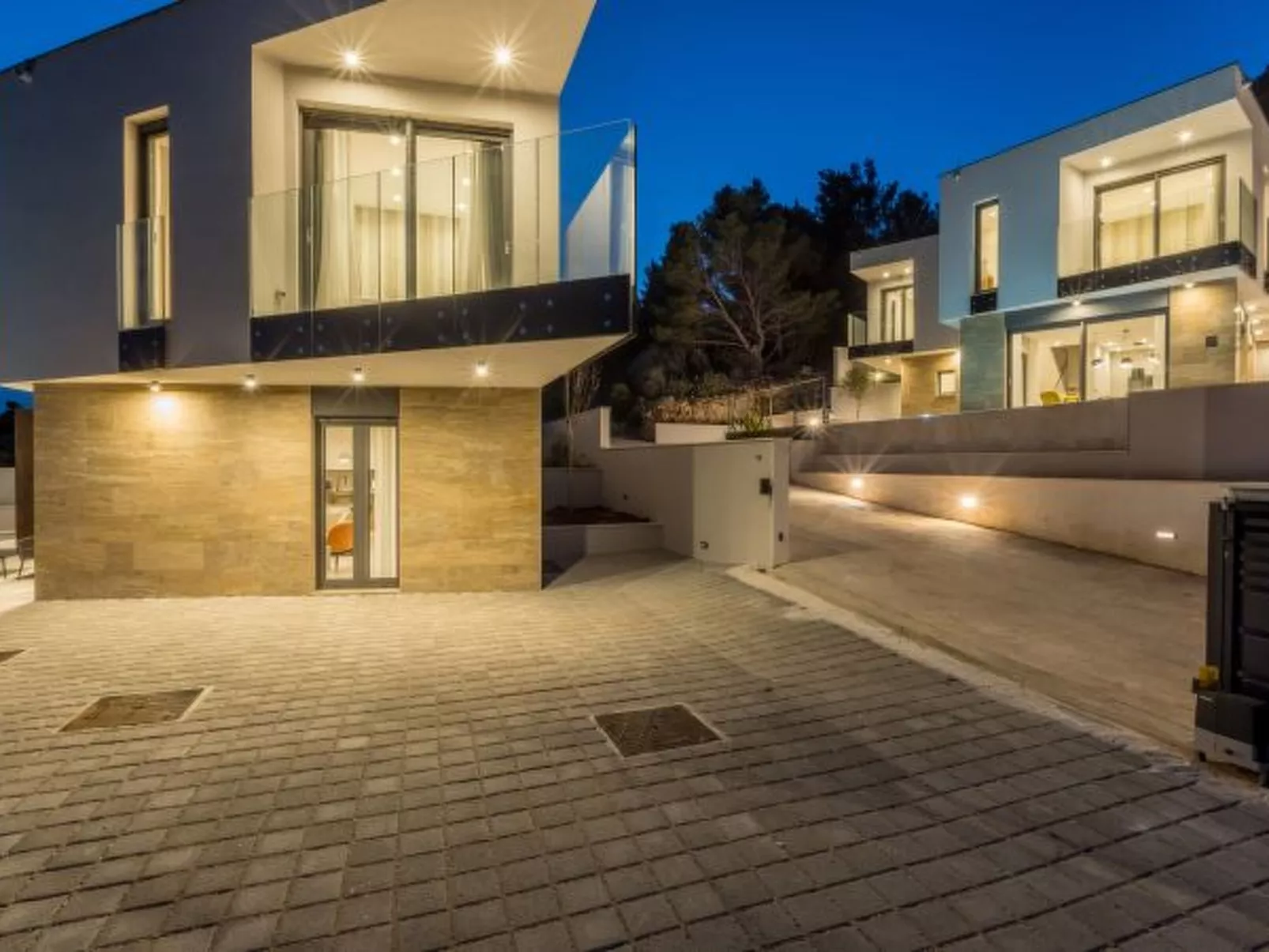 Beachfront villa Luce with seaview and pool - Buiten