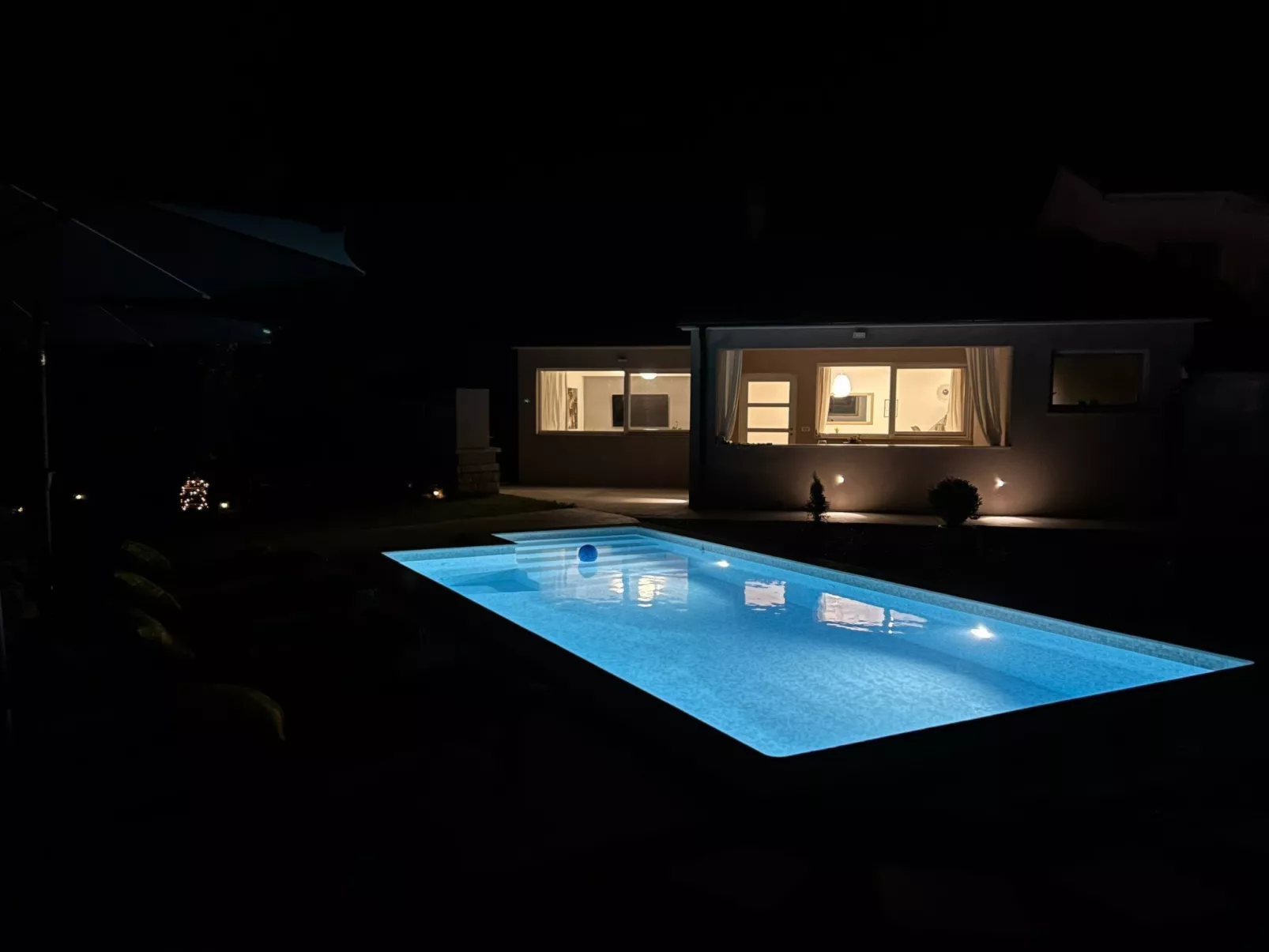 Diva mit privatem Pool - Buiten