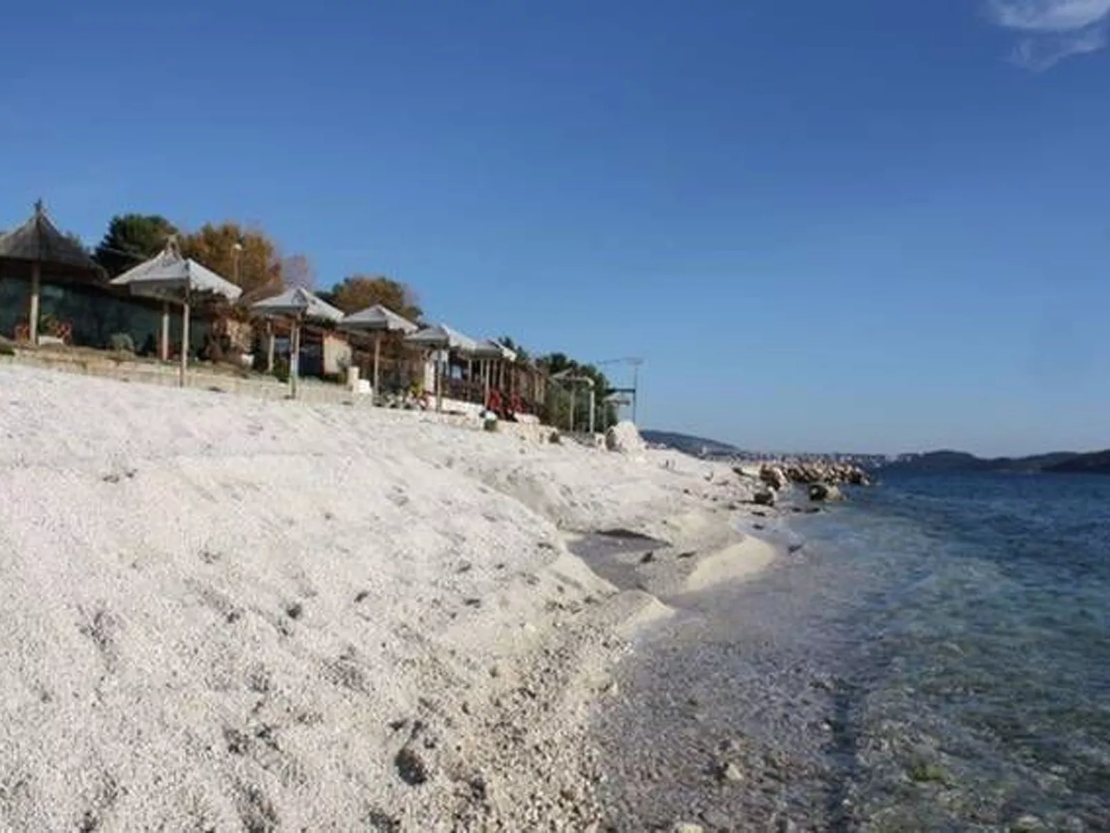 Erdgeschoss Doppelbettzimmer 25m² mit geräumiger Terrasse und Meerblick Villa M - Buiten