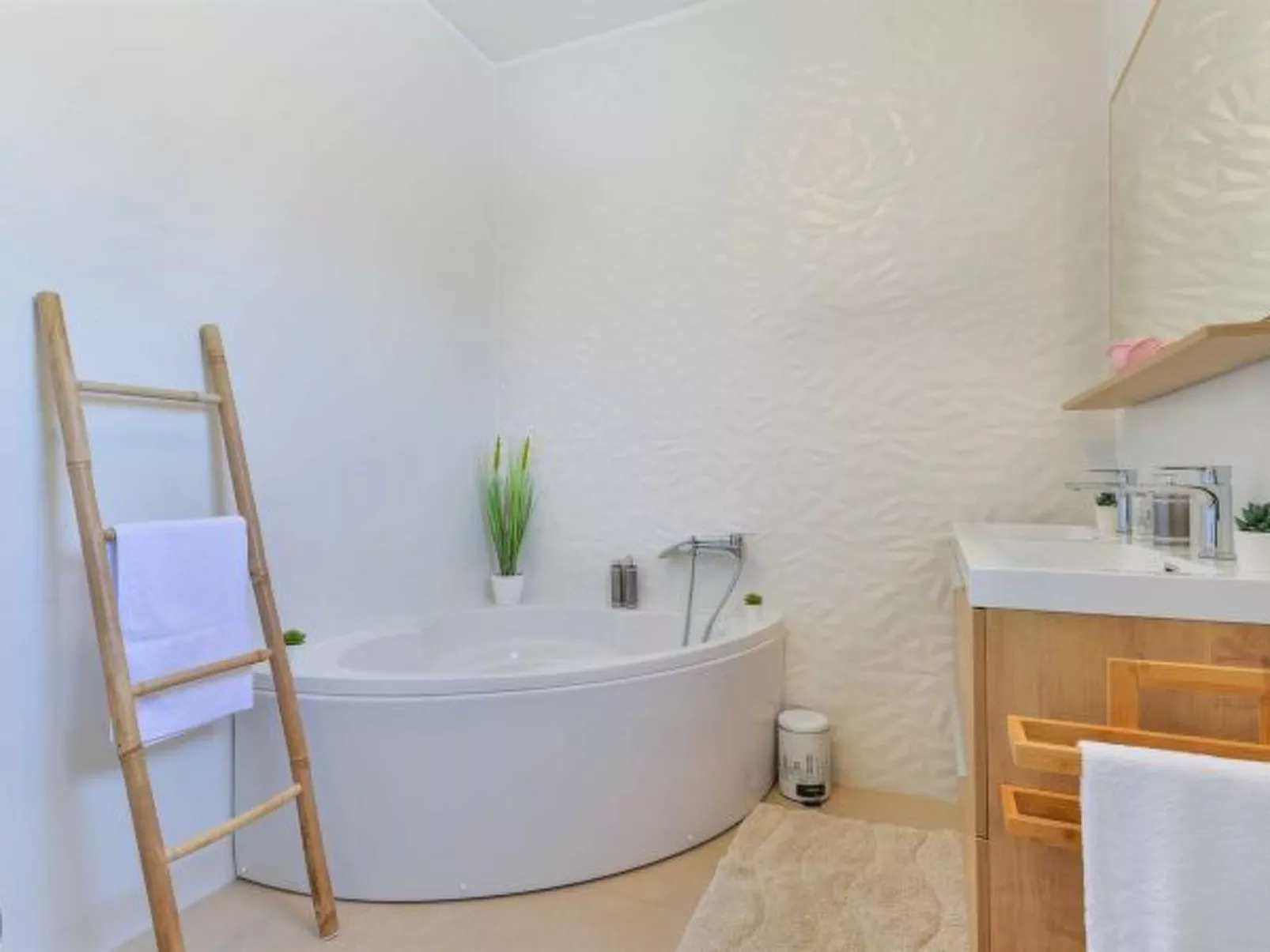 Villa First Hill with heated pool - Image-tags.info