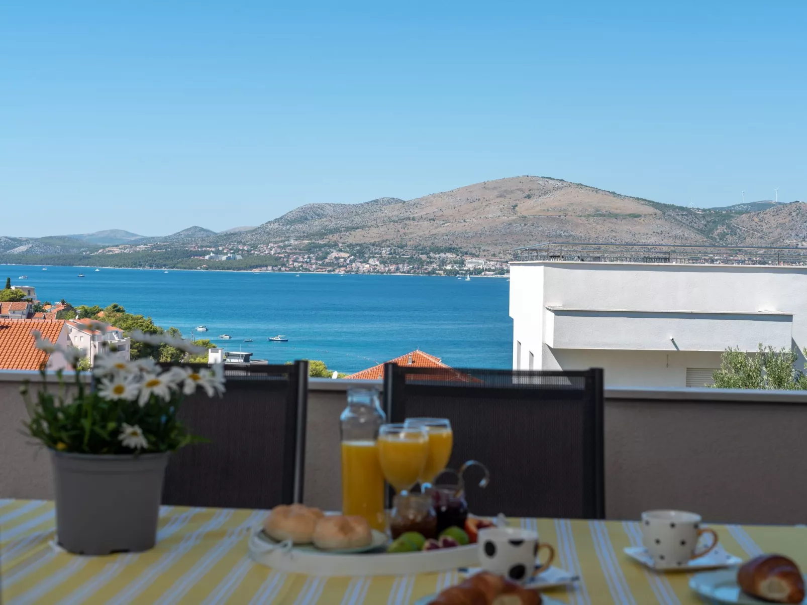 Modernes Apartment mit Gartennutzung, einer groß - Image-tags.info