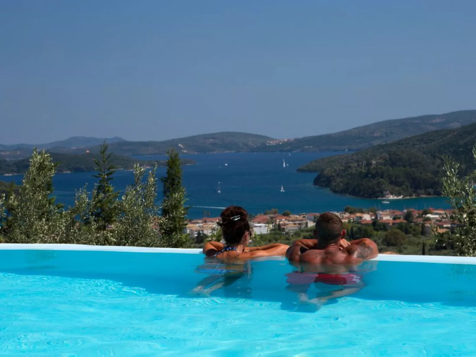 Luxuriöse Villa mit Infinity-Pool und Panoramablick - Buiten