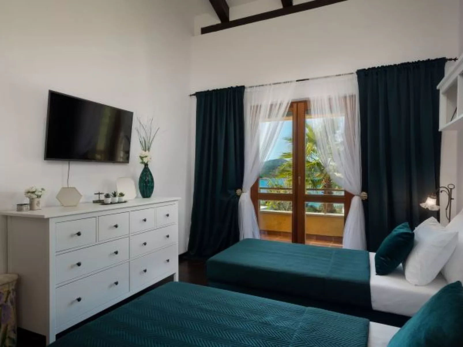 Villa Barotul with pool - Image-tags.info