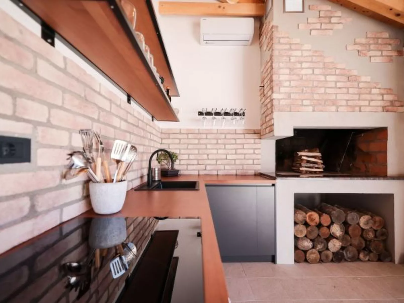 Villa Marta with heated pool and traditional taver - Image-tags.info