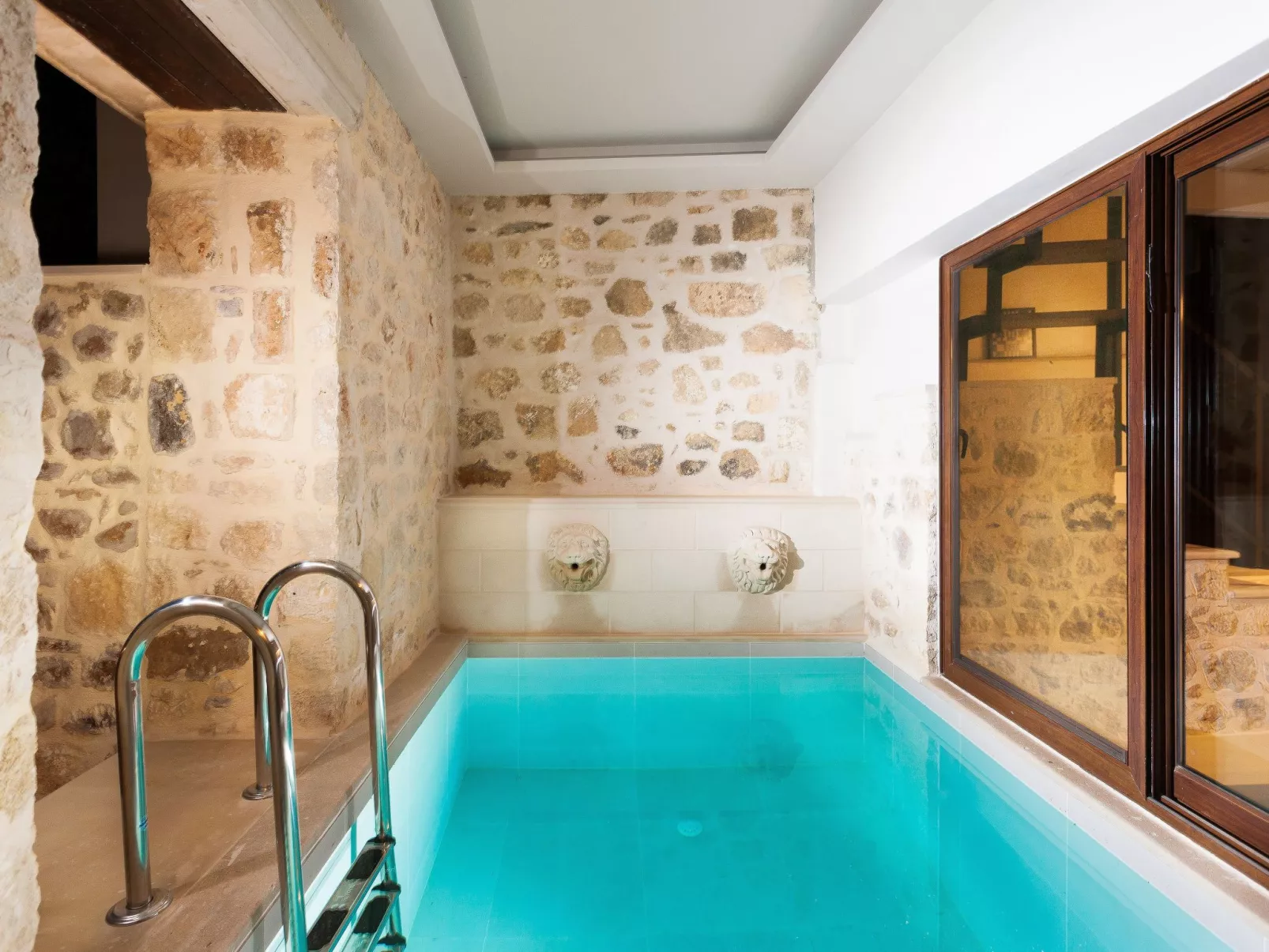 Ali Vafi's Villa - Beheizter Jacuzzi und Innenpool - Binnen