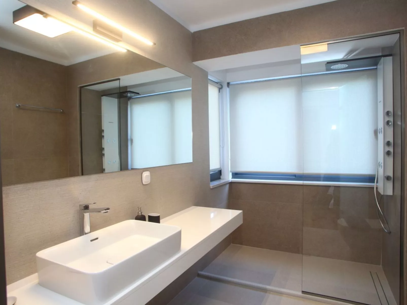 "Capro" mit Infinity-Pool - Binnen