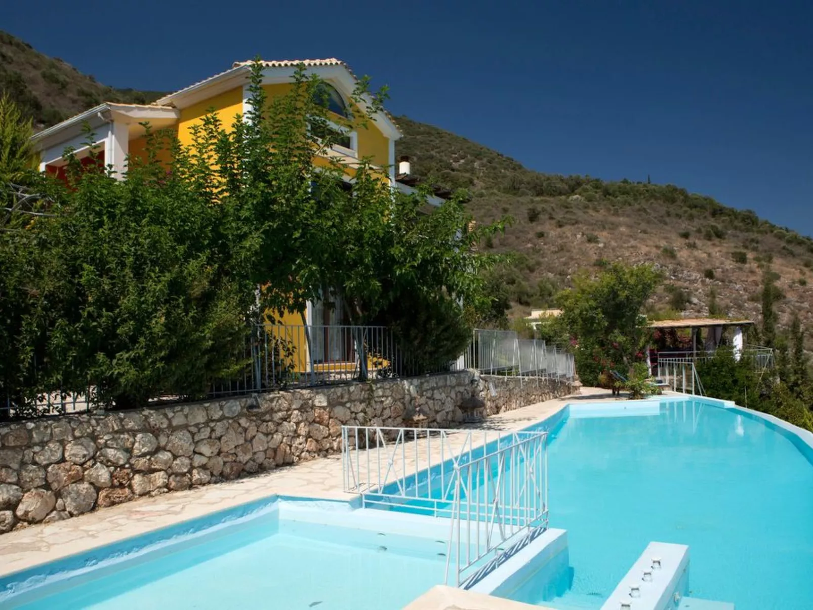 Luxuriöse Villa mit Infinity-Pool und Panoramablick - Buiten