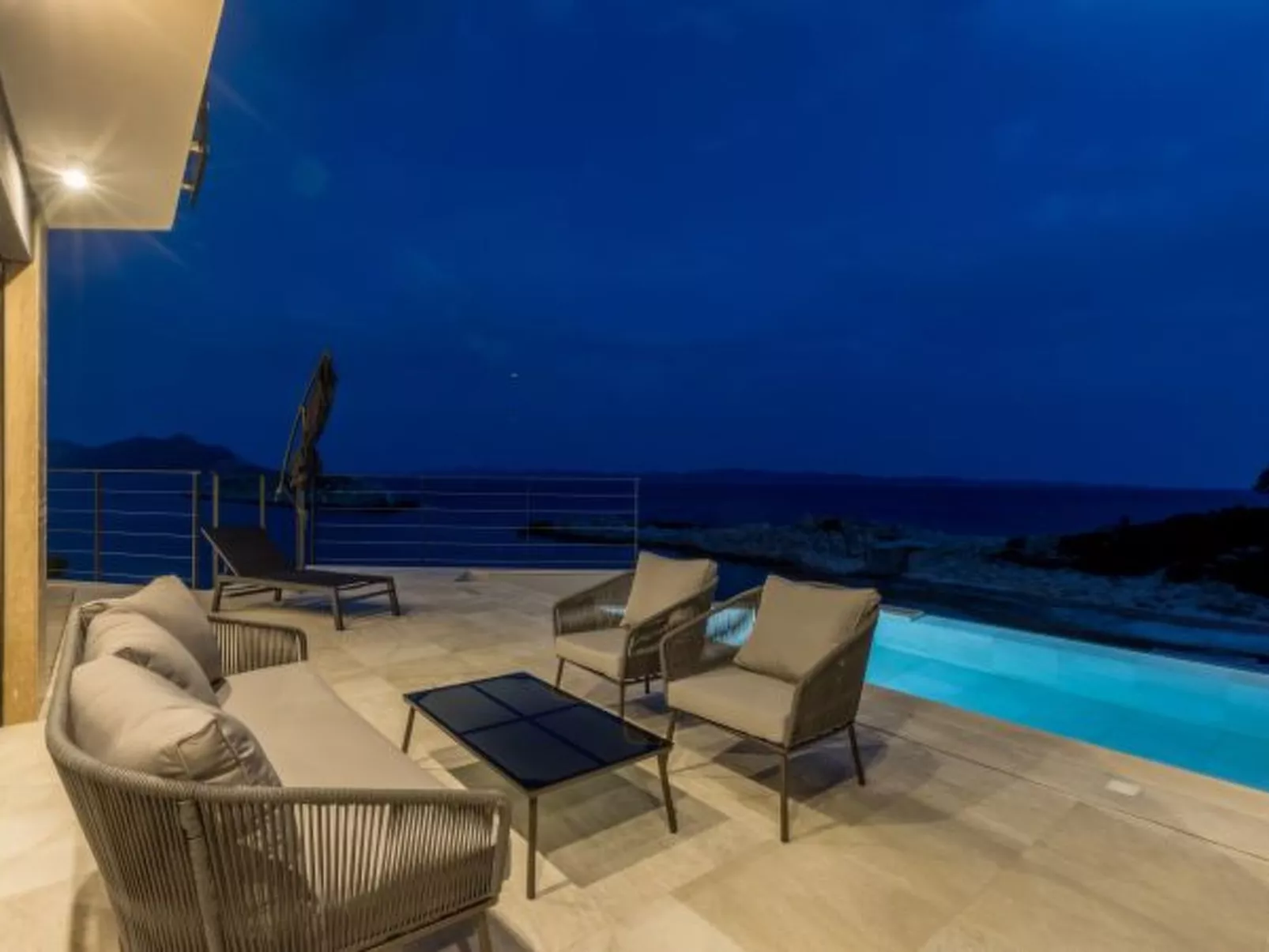 Beachfront villa Mare with seaview and pool - Binnen