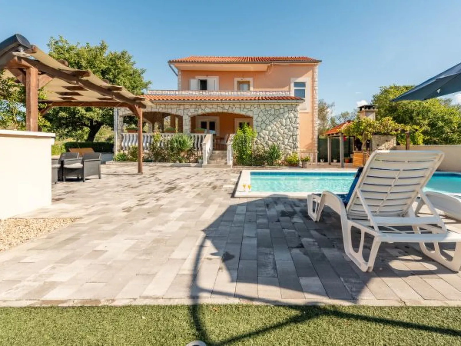 Holiday House Laetitia with pool - Image-tags.info