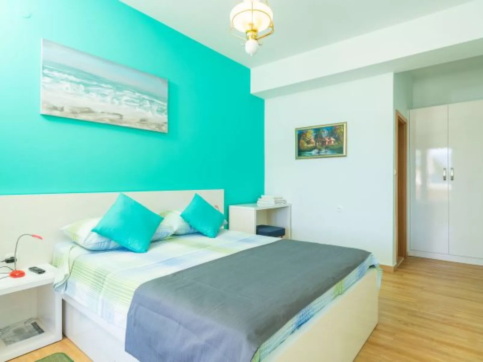 Beachfront Apartment house Hon with pool - Binnen